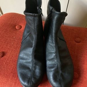 Arcopedico black vegan quintessential comfort ankle boots, zippers, 7.5